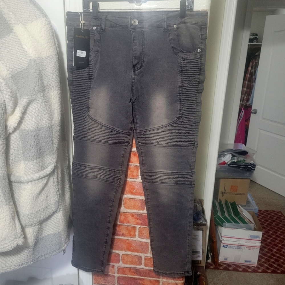 Men's Gray Jeans Dant Bulun Size 31×28. NWT. Ribbed/gathered/ Stretchy